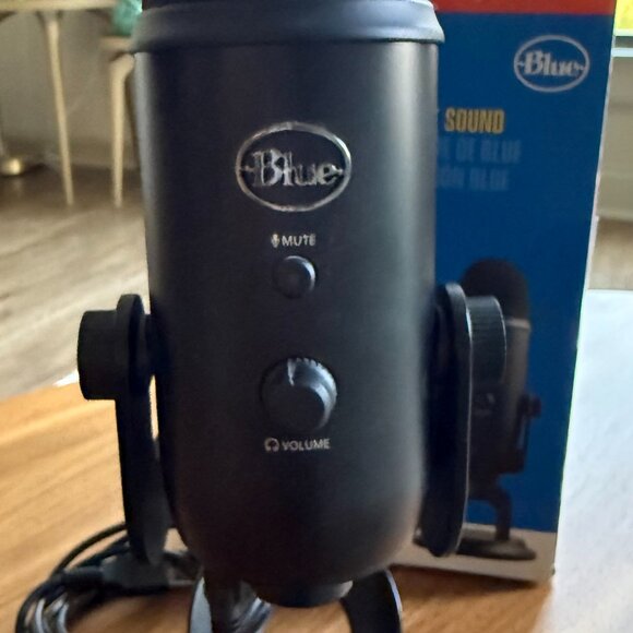 BLUE YETI PREMIUM USB CONDENSER MICROPHONE | Pro Streaming/Gaming - Picture 4 of 10